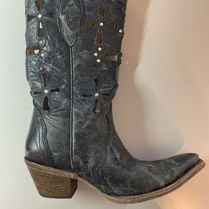 Corral Boots, Gray with cross cut-outs size 6